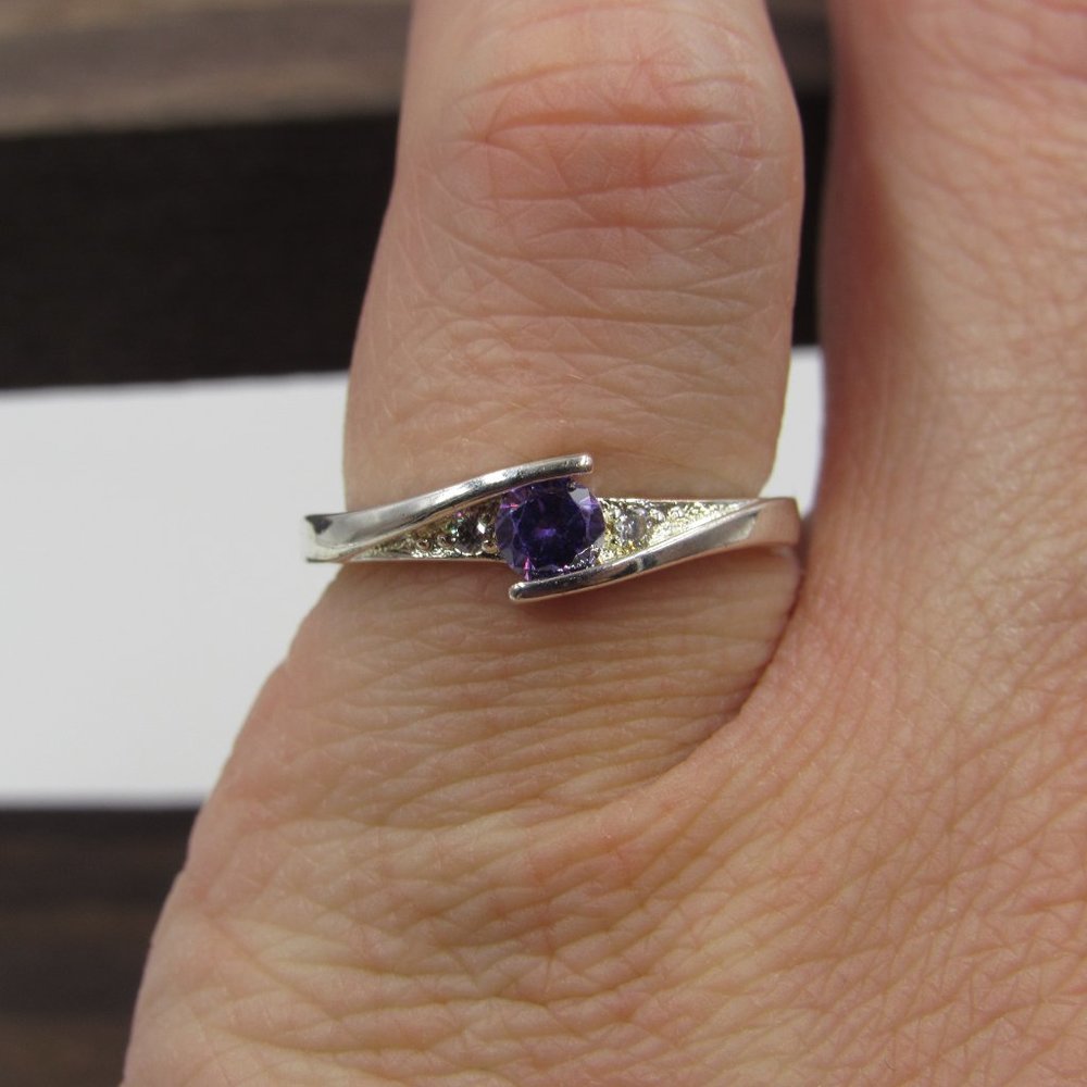 Size 5.75 Sterling Silver Purple CZ Diamond Ring - Picture 4 of 8